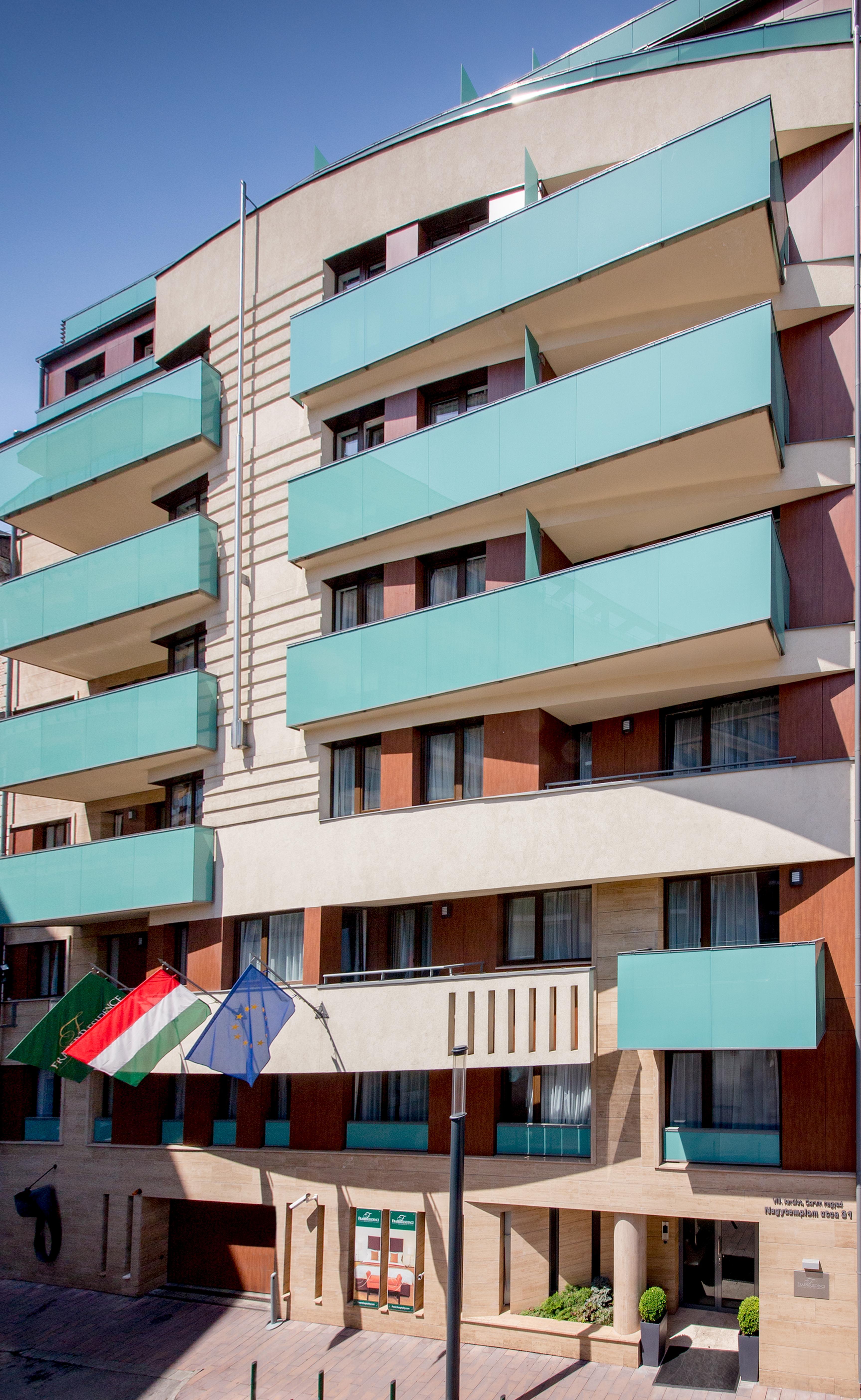 Escala & Hotel